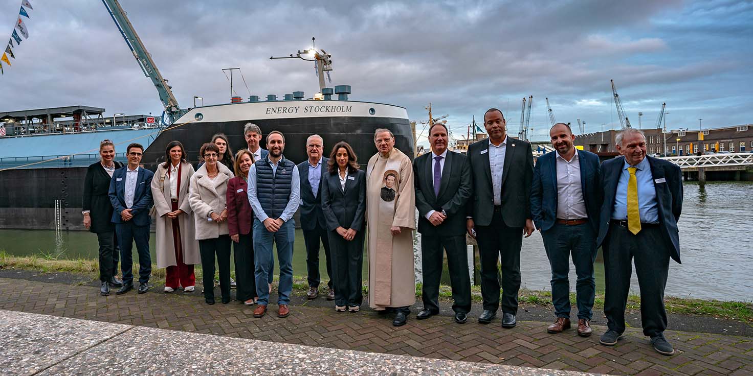 Les officiels autour du prêtre ayant baptisé le bateau : la famille Maes pour Vitrol, la famille Girardet et des membres de l’équipe Sogestran, les représentants Shell ainsi que les représentants LNG Shipping